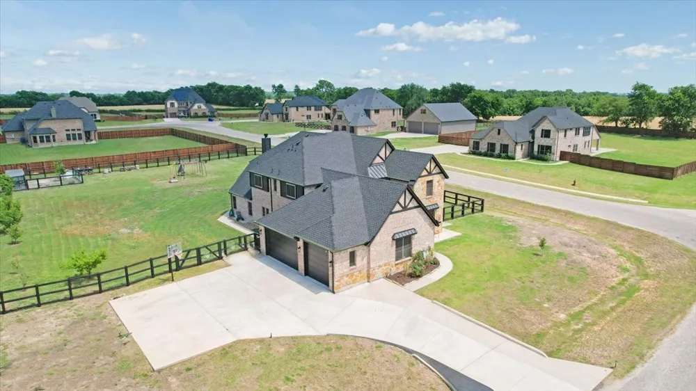 1205 Redbud Howe, TX 75459