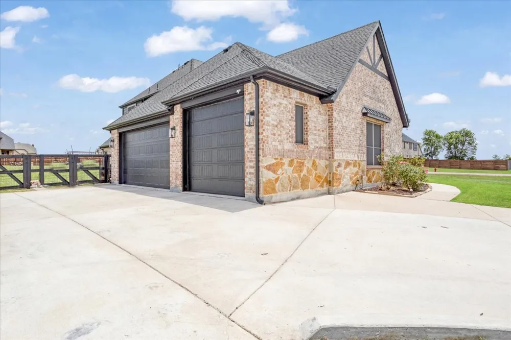 1205 Redbud Howe, TX 75459