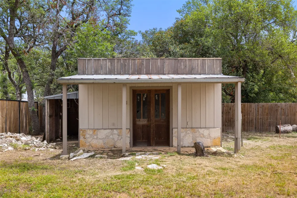 607 Liveoak Drive Johnson City, TX 78636