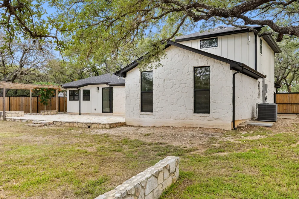 607 Liveoak Drive Johnson City, TX 78636