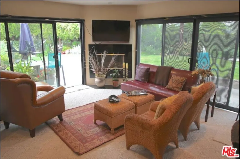 4930 Garden Grove Avenue Tarzana, CA 91356