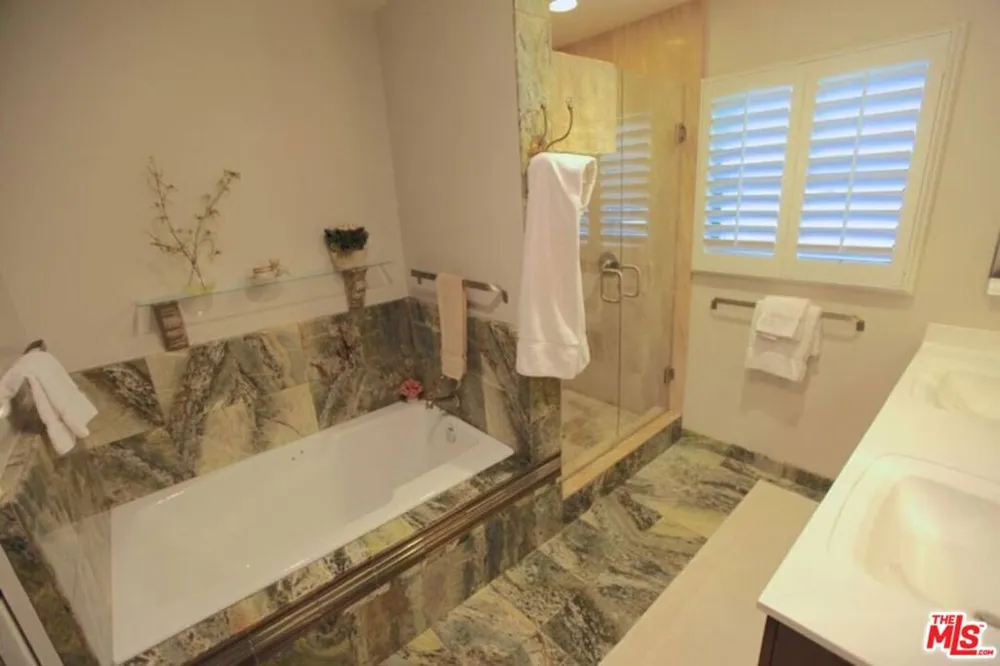 4930 Garden Grove Avenue Tarzana, CA 91356