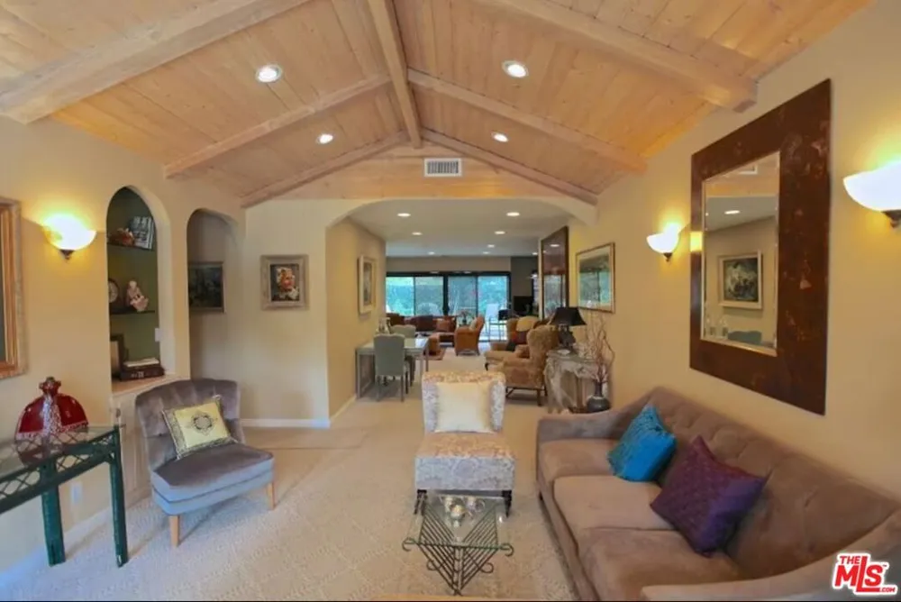 4930 Garden Grove Avenue Tarzana, CA 91356
