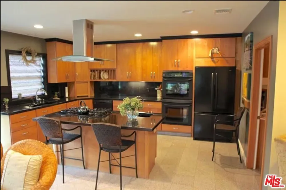 4930 Garden Grove Avenue Tarzana, CA 91356