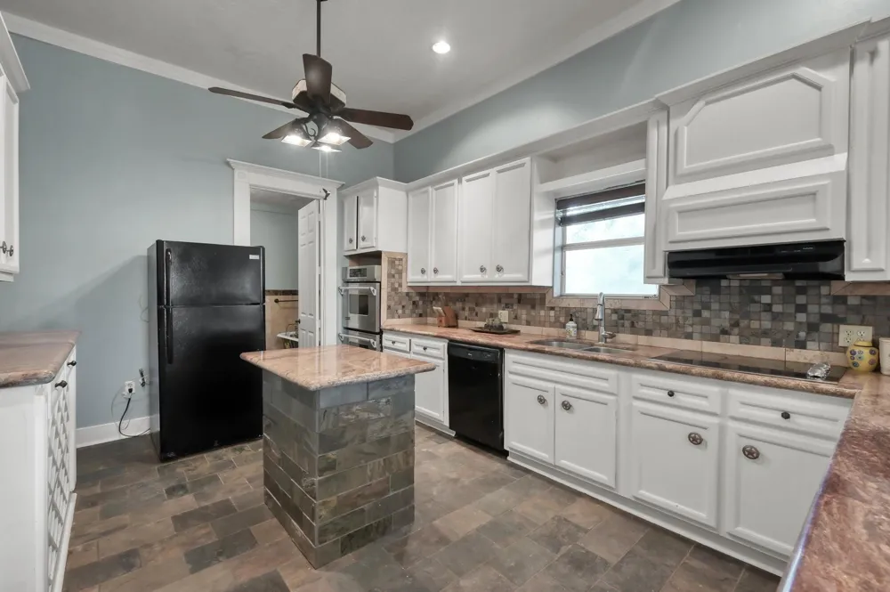 276 Walker Loop Huntsville, TX 77340