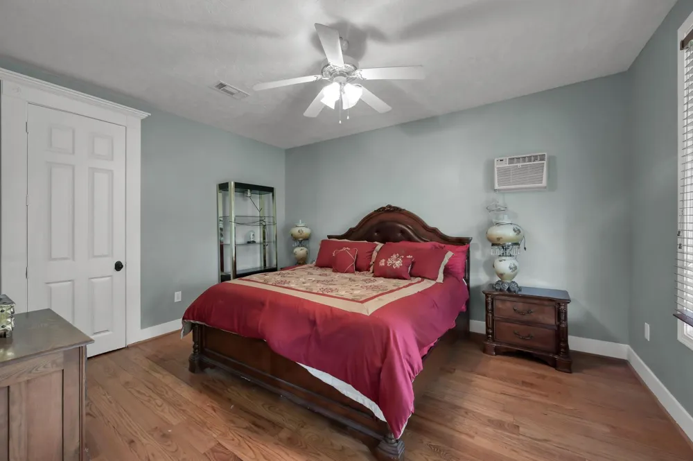 276 Walker Loop Huntsville, TX 77340