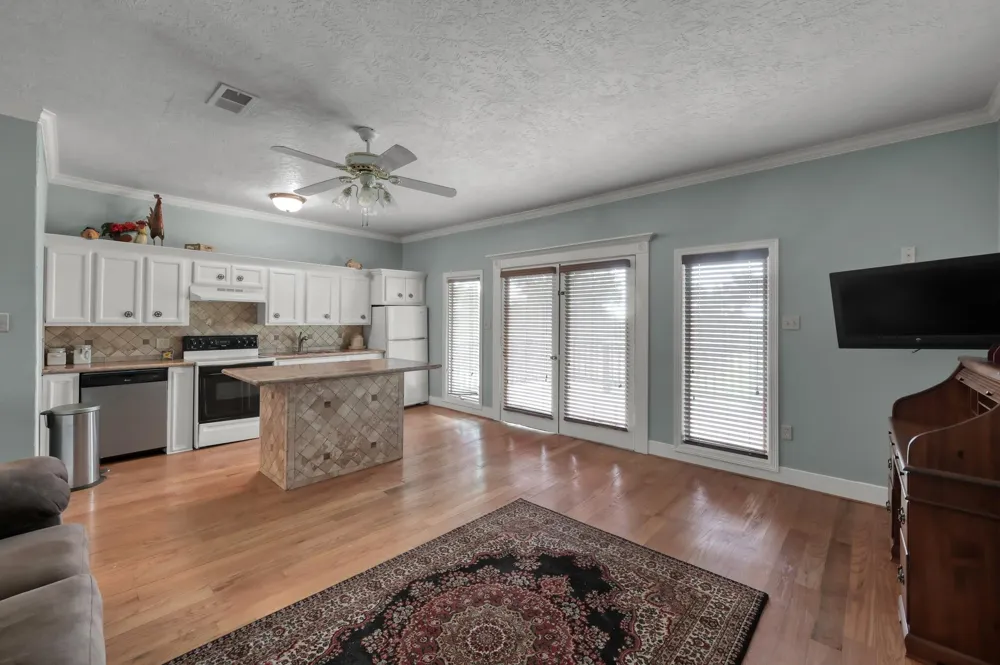 276 Walker Loop Huntsville, TX 77340
