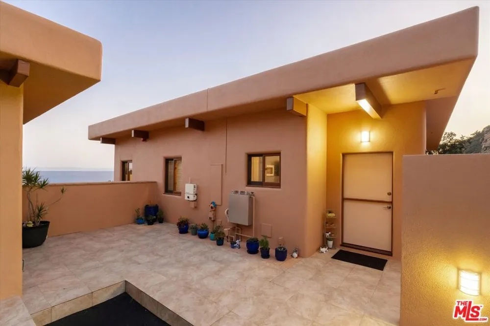 280 W Mountain Drive Santa Barbara, CA 93103
