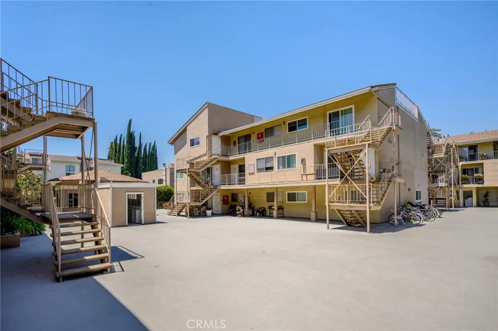 10757 Hortense Street #210 Toluca Lake, CA 91602
