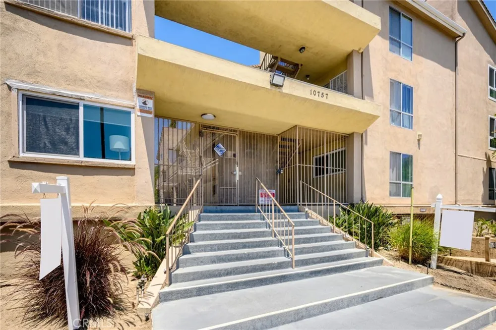 10757 Hortense Street #210 Toluca Lake, CA 91602