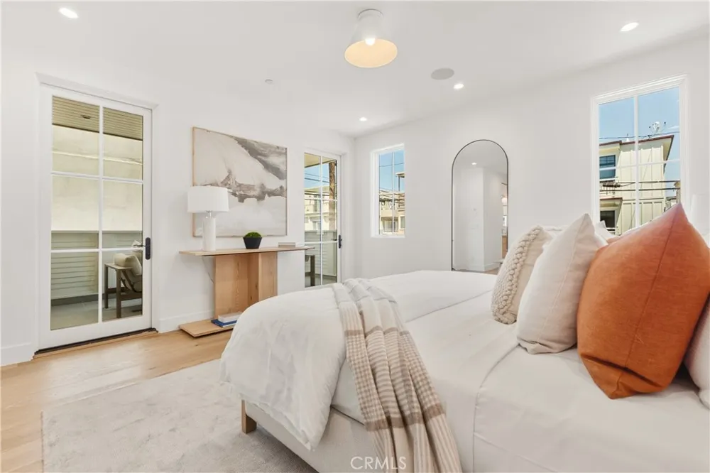 320 1st St Manhattan Beach, CA 90266