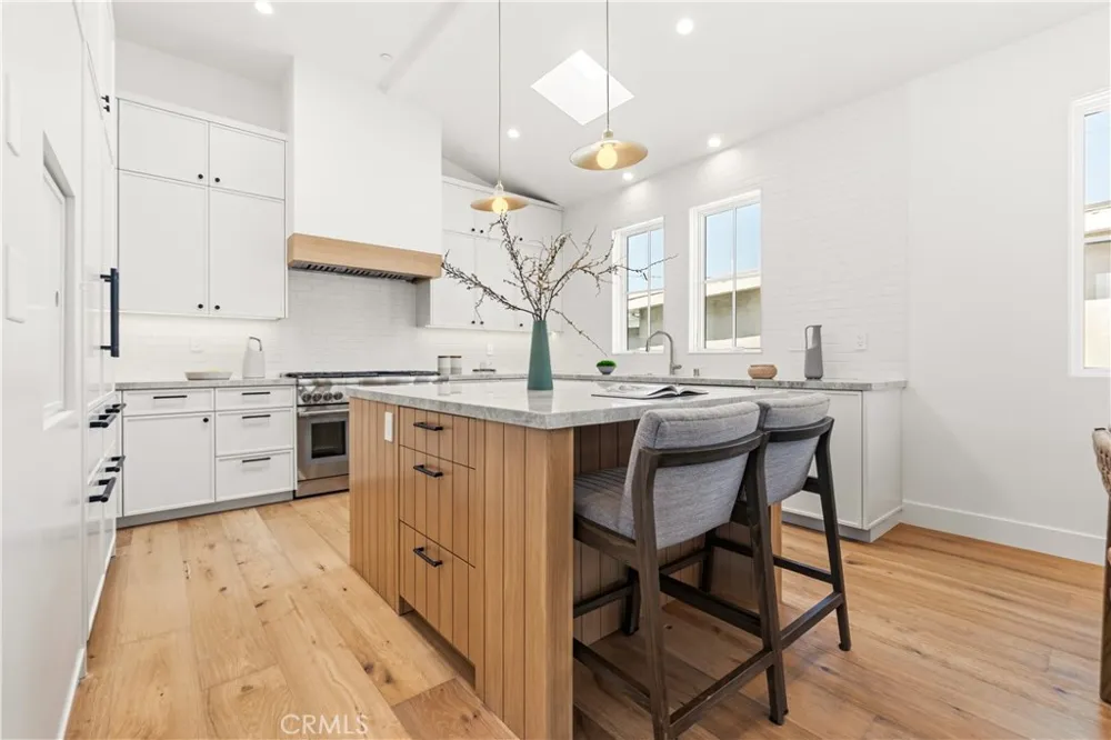320 1st St Manhattan Beach, CA 90266