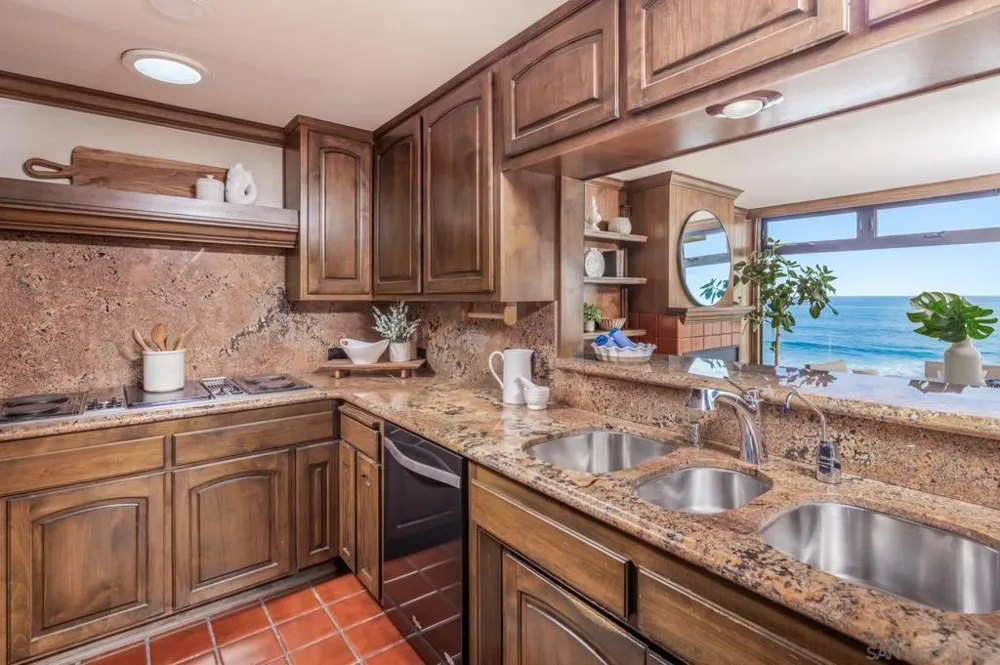 2977 Ocean Street Carlsbad, CA 92008