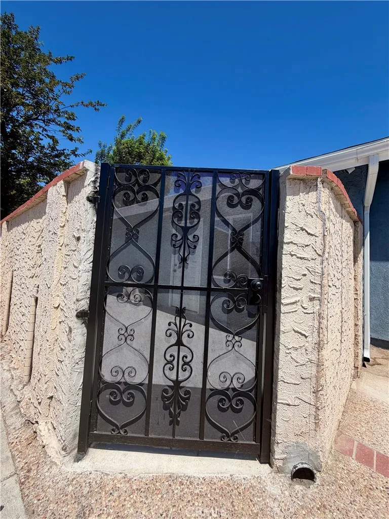 1514 E Young Street Wilmington, CA 90744