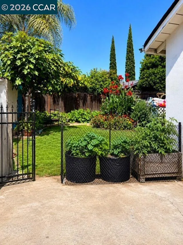 251 E 17th Street Pittsburg, CA 94565