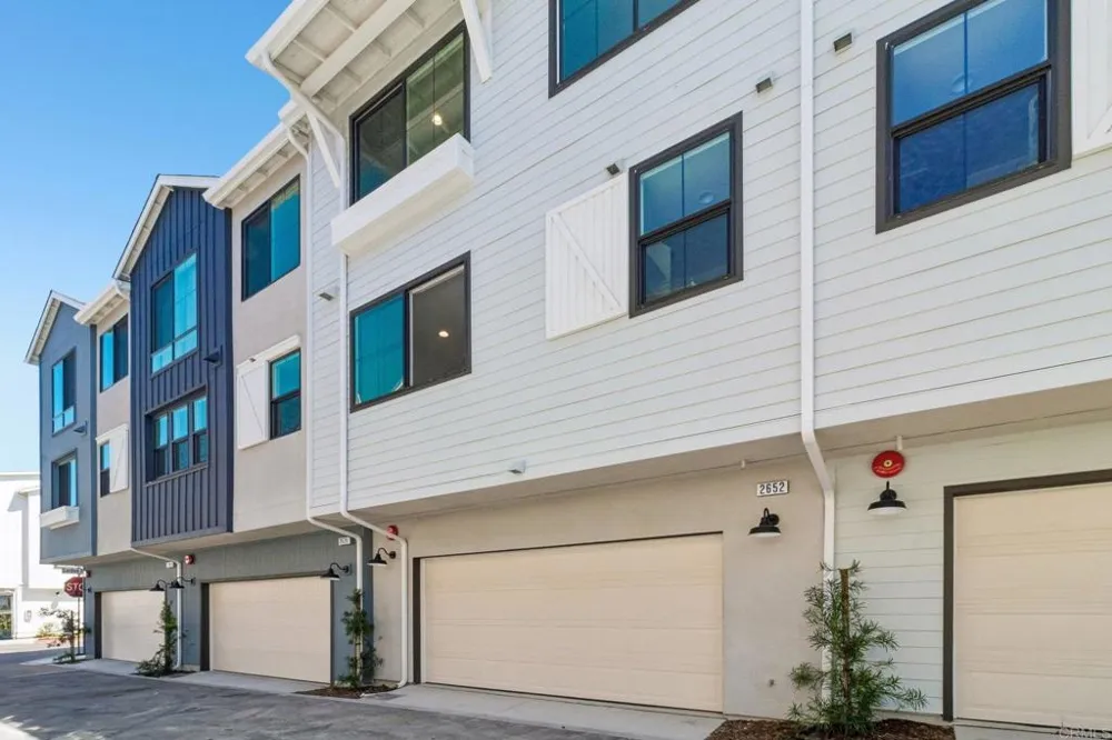 2652 Allium Way Carlsbad, CA 92008