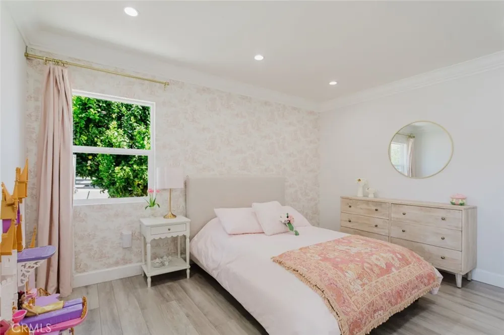 14232 Hart Van Nuys, CA 91405
