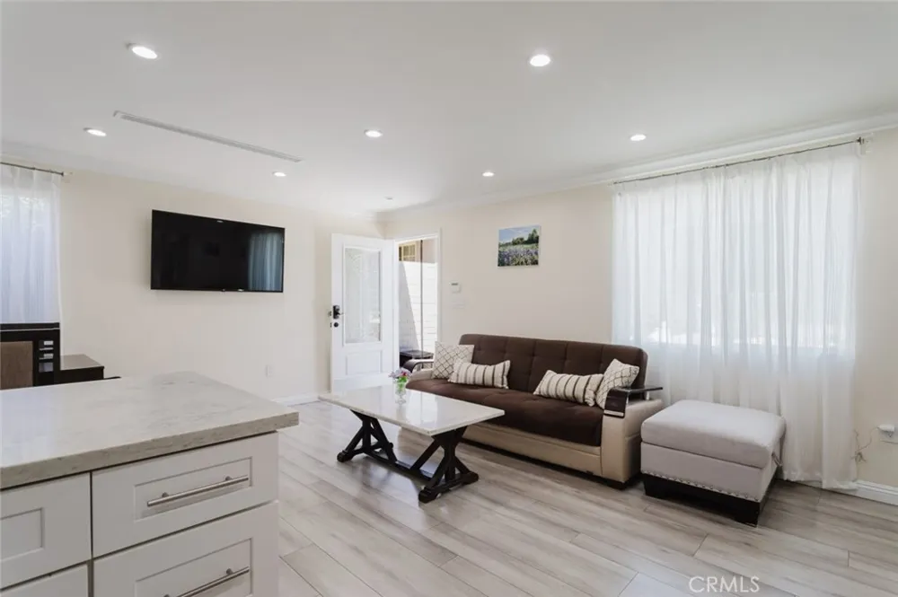 14232 Hart Van Nuys, CA 91405