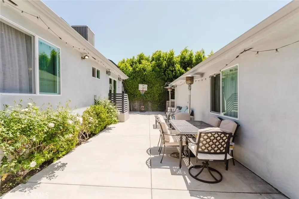 14232 Hart Van Nuys, CA 91405
