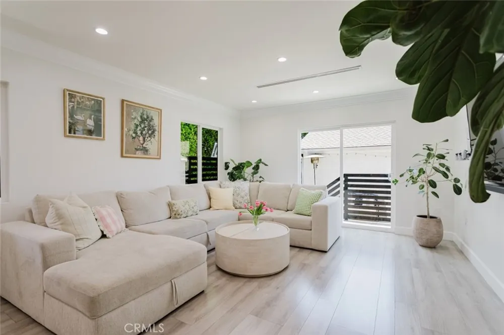 14232 Hart Van Nuys, CA 91405