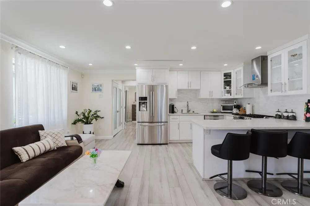 14232 Hart Van Nuys, CA 91405