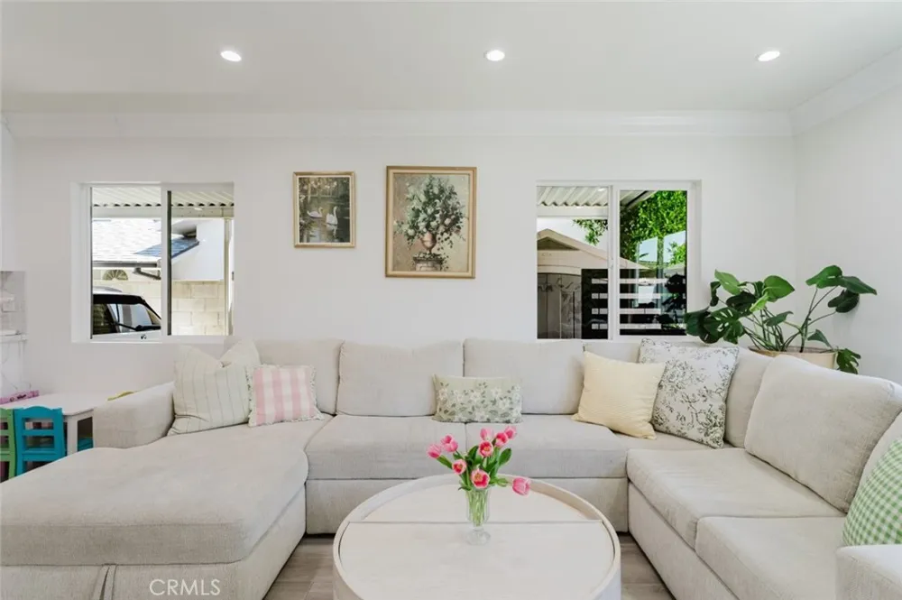 14232 Hart Van Nuys, CA 91405