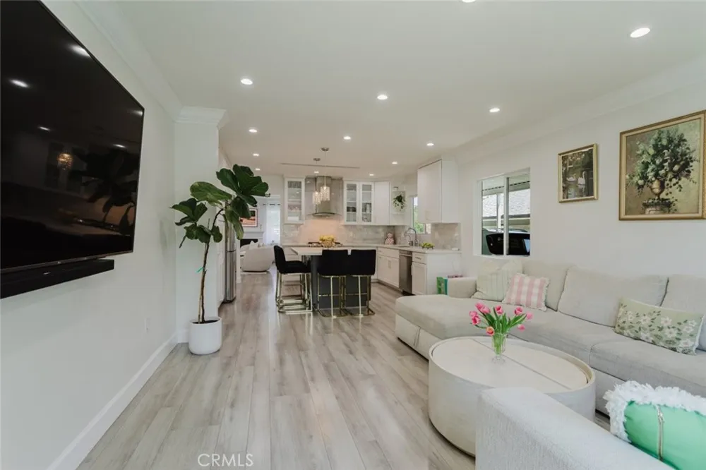 14232 Hart Van Nuys, CA 91405