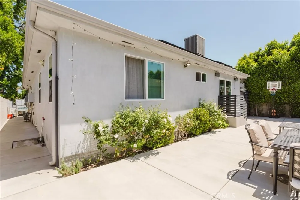 14232 Hart Van Nuys, CA 91405