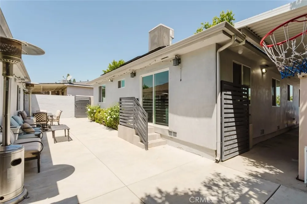 14232 Hart Van Nuys, CA 91405
