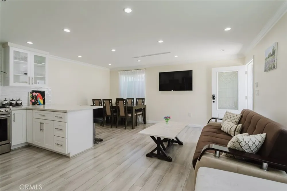 14232 Hart Van Nuys, CA 91405