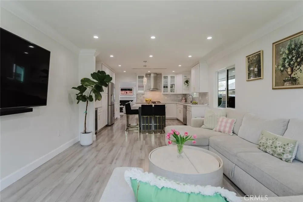 14232 Hart Van Nuys, CA 91405
