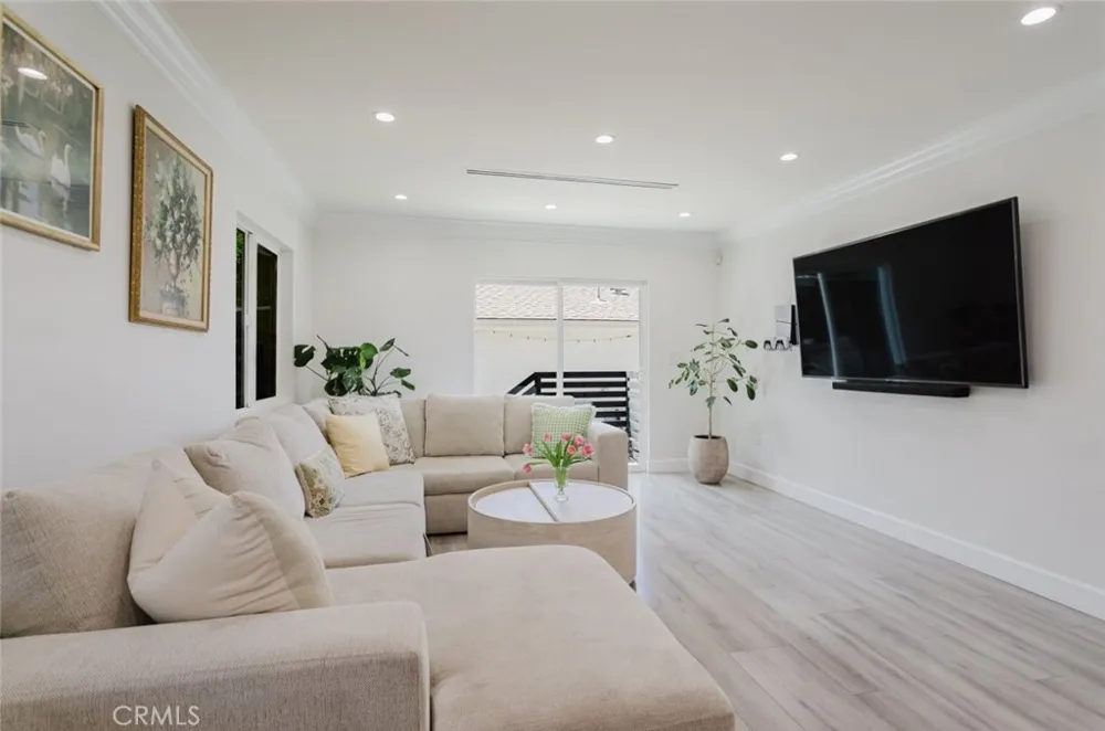 14232 Hart Van Nuys, CA 91405