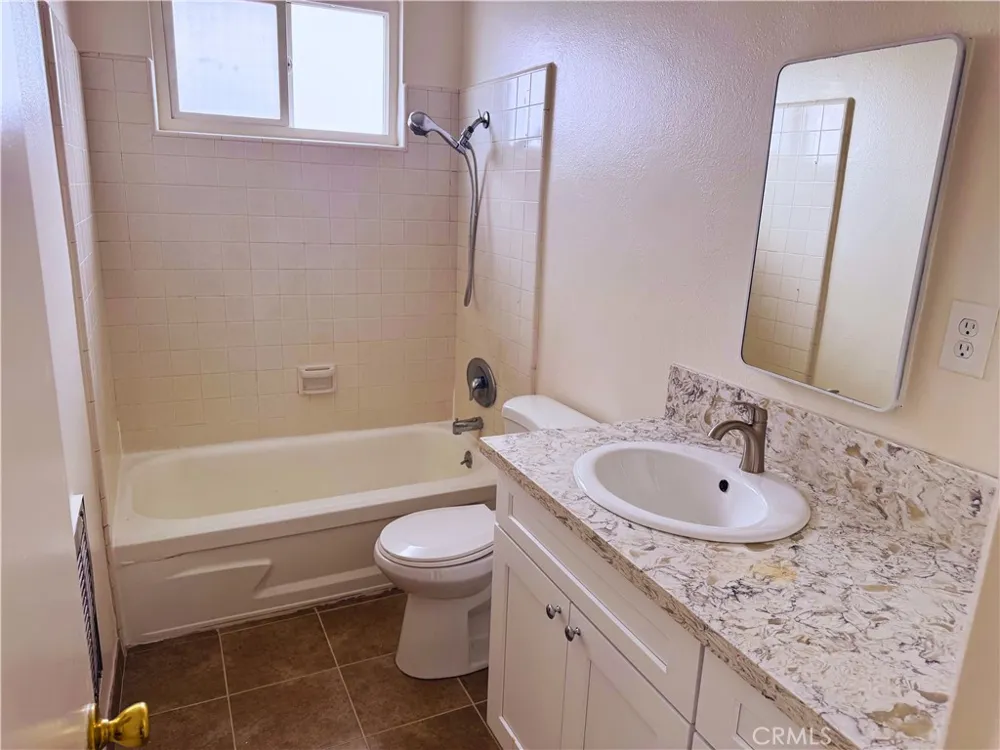 11118 Newville Ave #E Downey, CA 90241