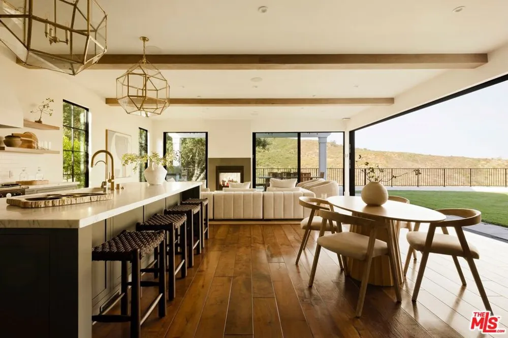 1459 Via Cresta Pacific Palisades, CA 90272
