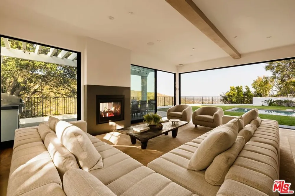 1459 Via Cresta Pacific Palisades, CA 90272