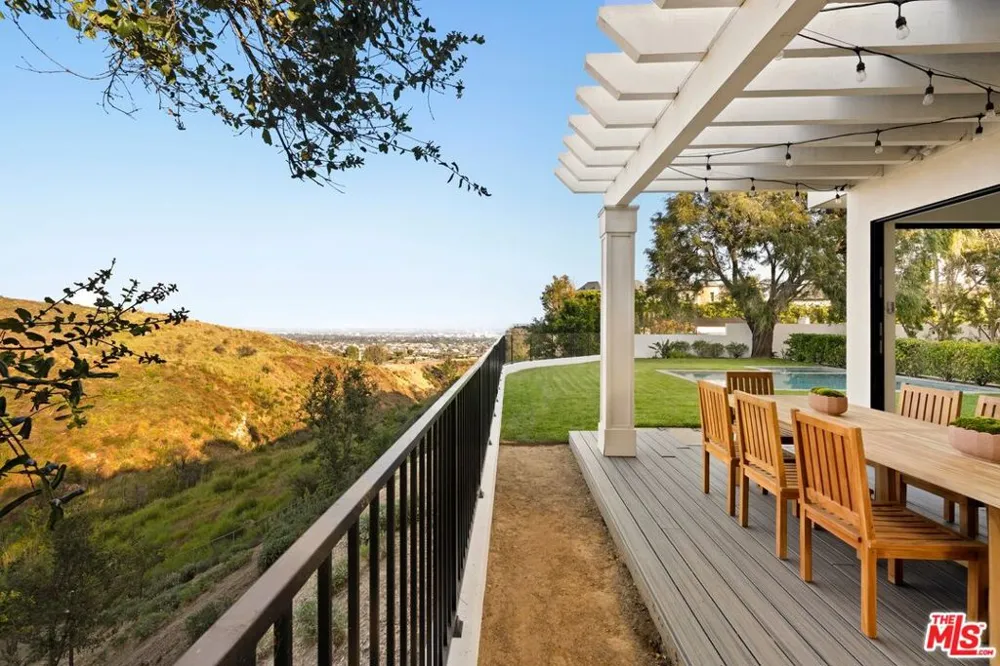 1459 Via Cresta Pacific Palisades, CA 90272