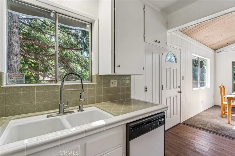 494 Wylerhorn Crestline, CA 92325