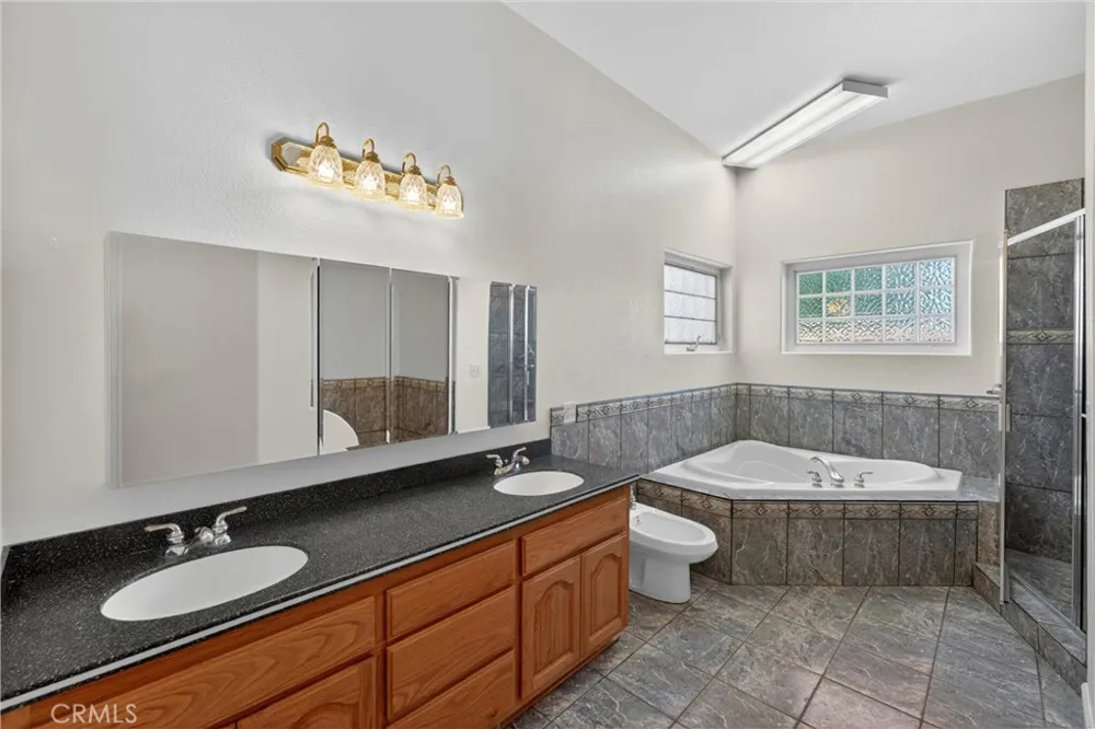7264 Kuki Oak Hills, CA 92344