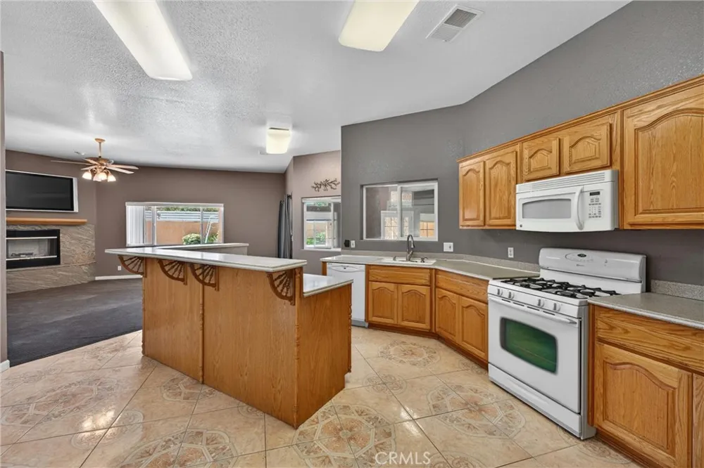 7264 Kuki Oak Hills, CA 92344
