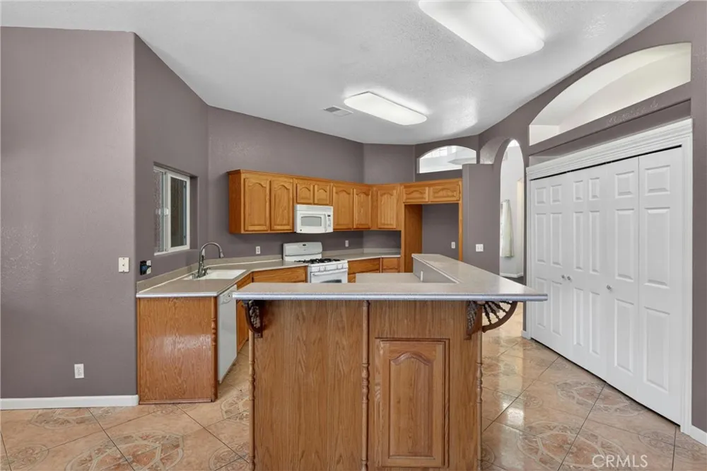 7264 Kuki Oak Hills, CA 92344
