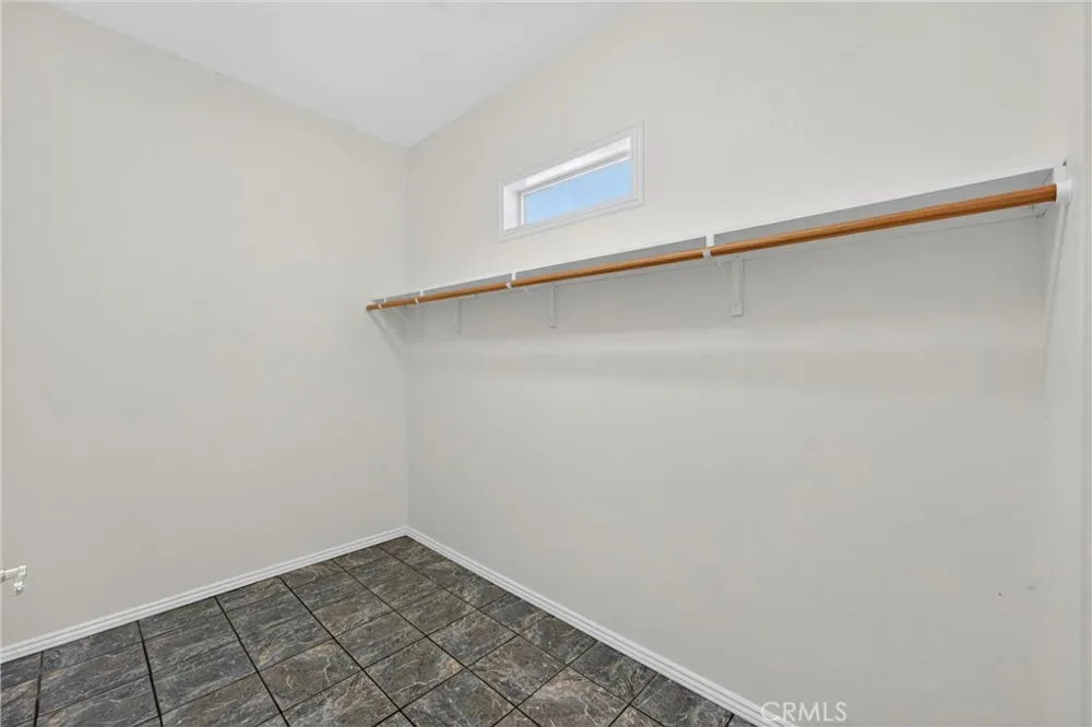 7264 Kuki Oak Hills, CA 92344