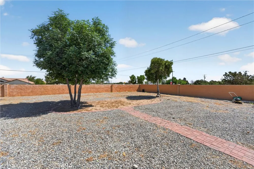 7264 Kuki Oak Hills, CA 92344