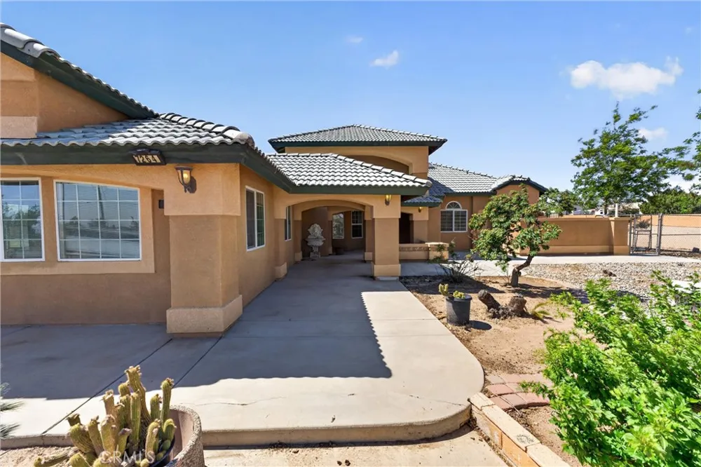 7264 Kuki Oak Hills, CA 92344