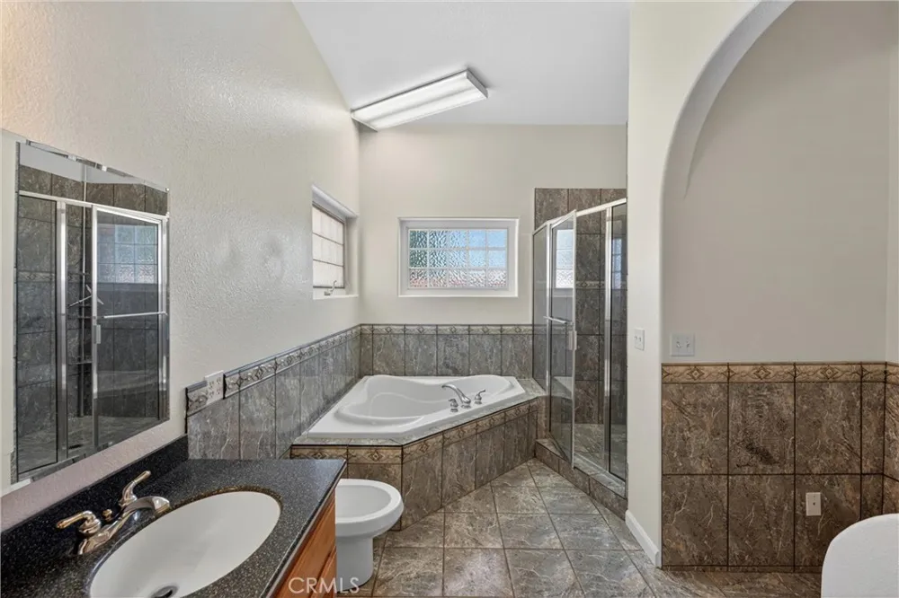 7264 Kuki Oak Hills, CA 92344