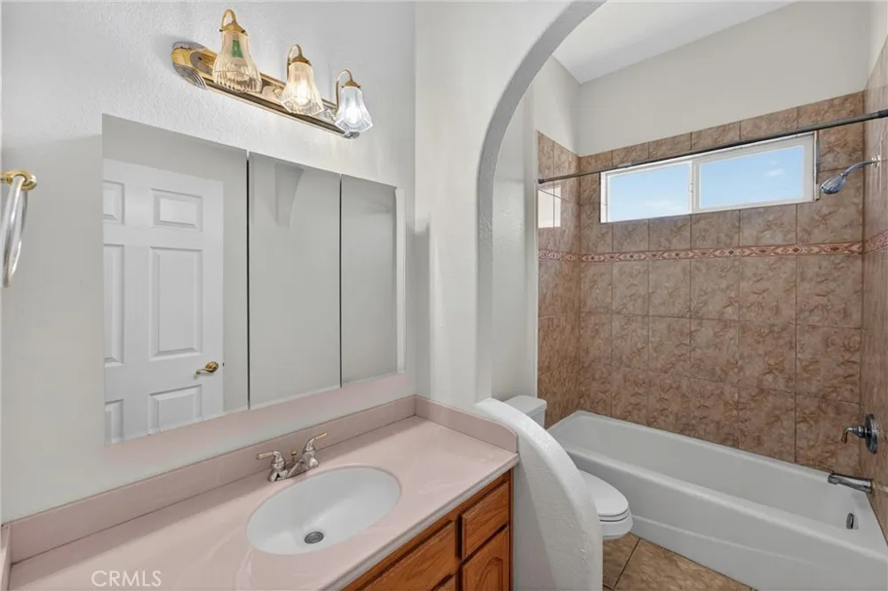 7264 Kuki Oak Hills, CA 92344