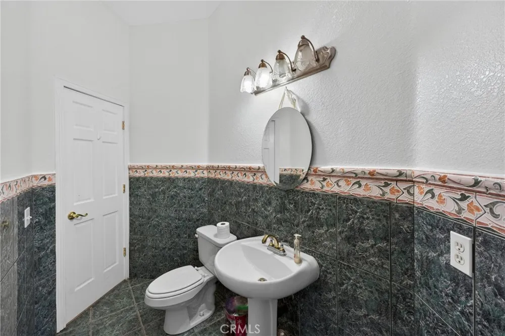 7264 Kuki Oak Hills, CA 92344