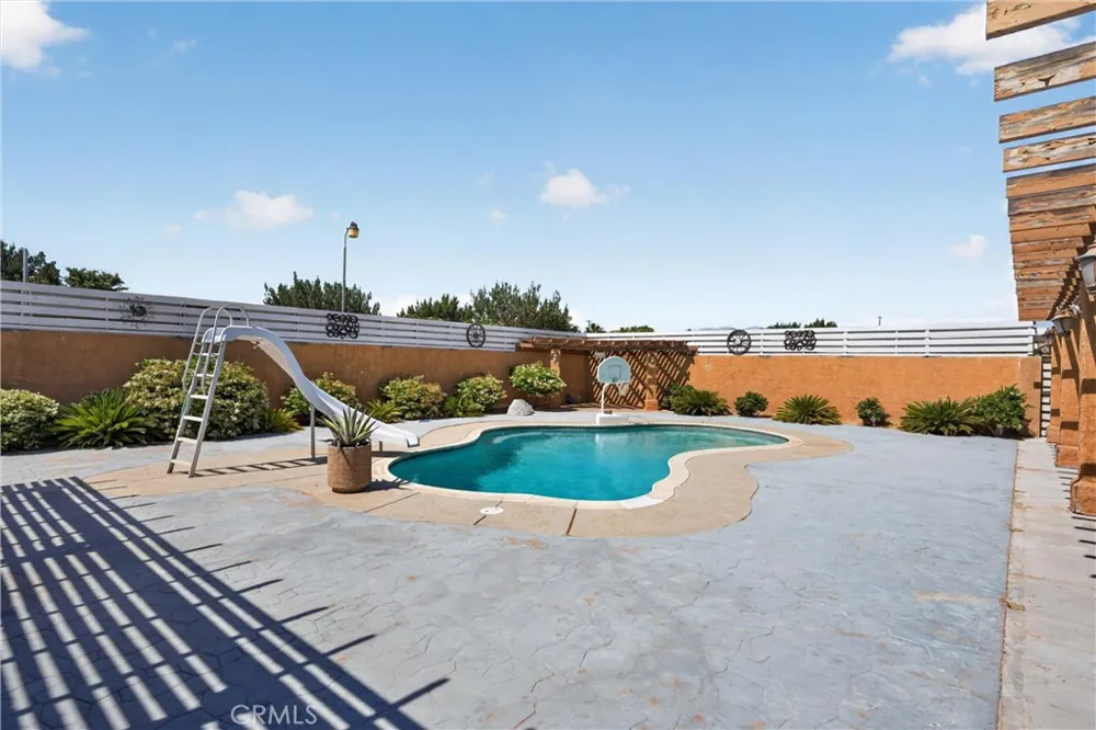 7264 Kuki Oak Hills, CA 92344