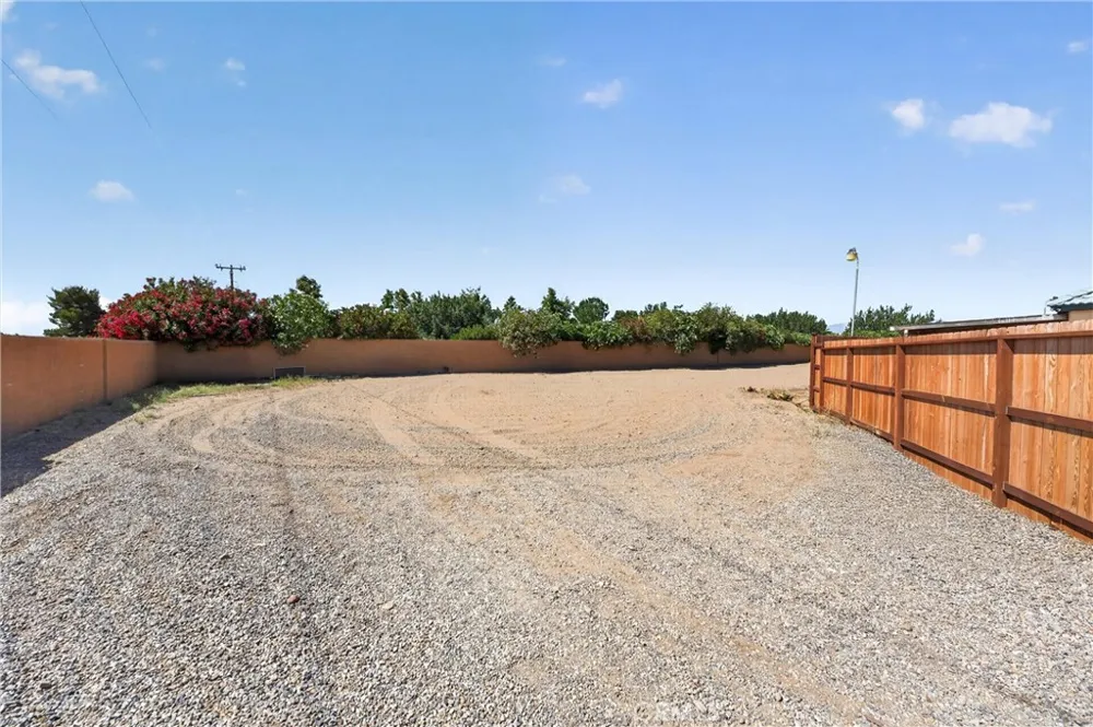 7264 Kuki Oak Hills, CA 92344