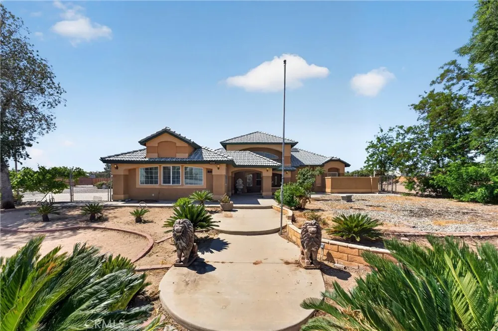 7264 Kuki Oak Hills, CA 92344