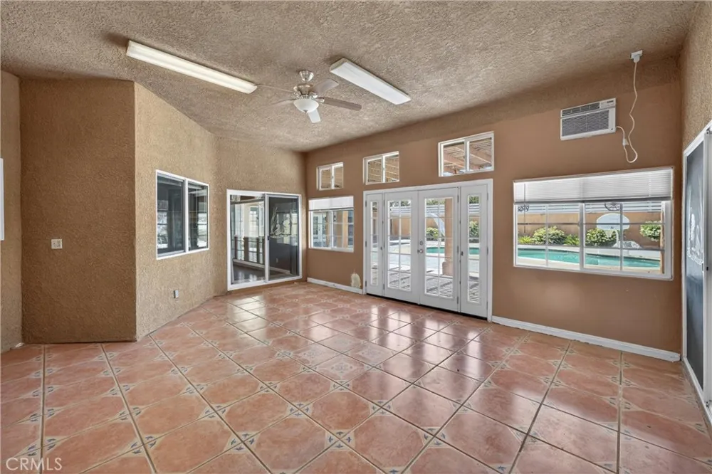 7264 Kuki Oak Hills, CA 92344